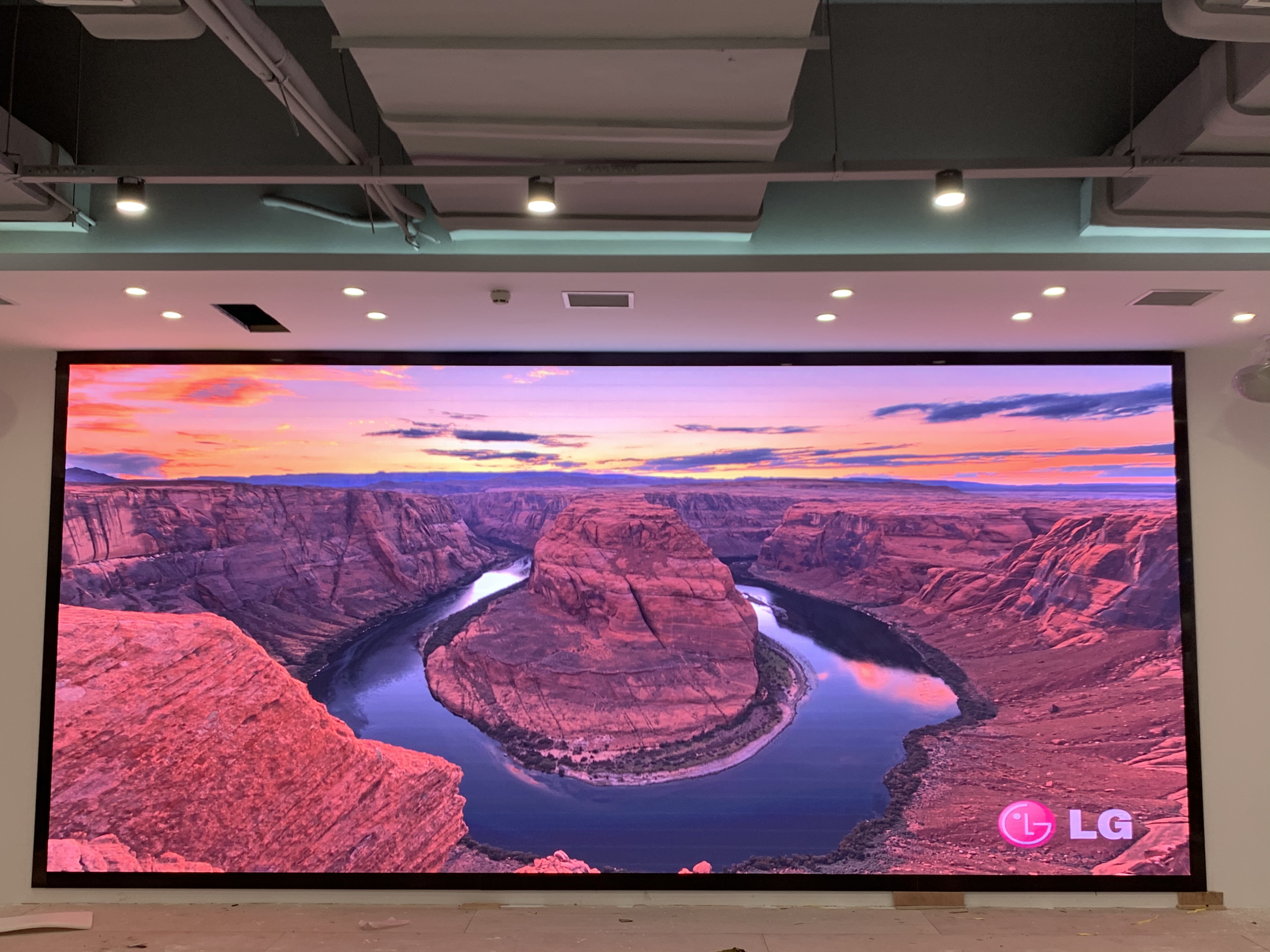 早高峰地鐵站LED廣告機VS紙質廣告：300人路過，誰能讓抬頭率從5%飆升到82%？”